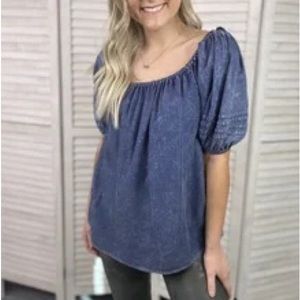💖 NWT Beautiful mineral wash blue chambray style top! Size Large.